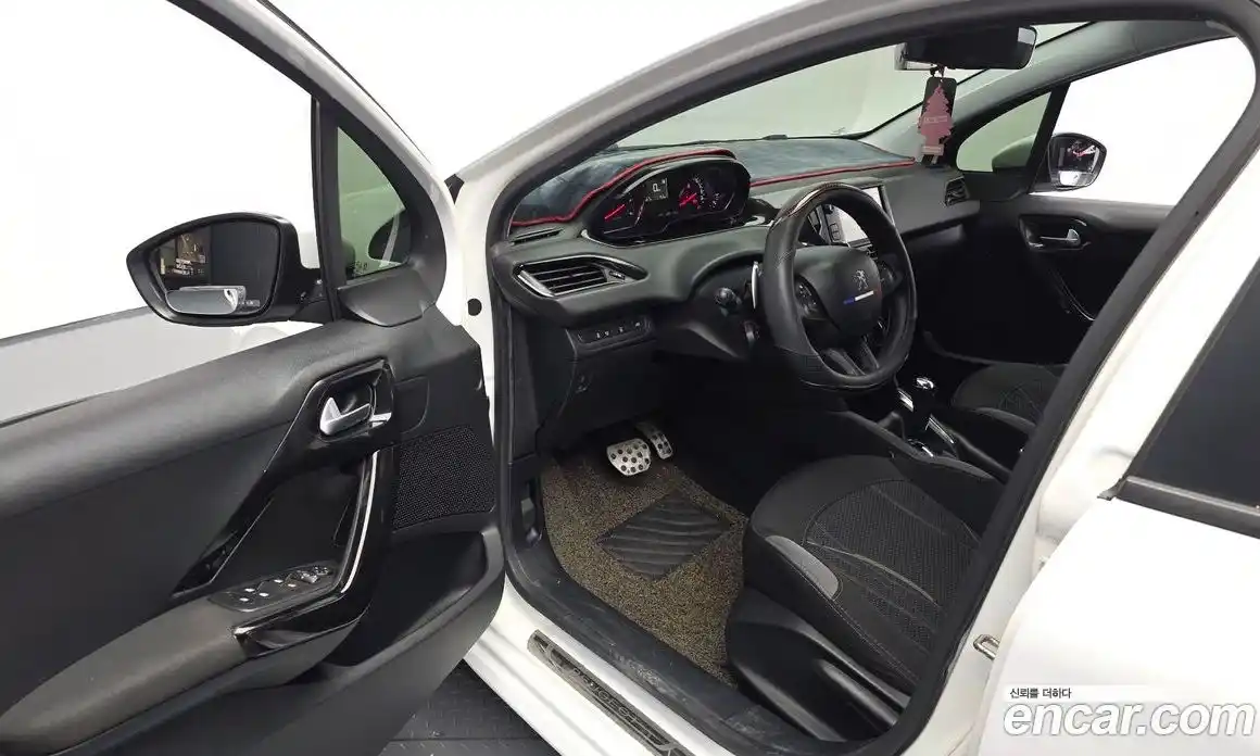 Peugeot 208 2015 1.4 гидро в Москве, фото 10
