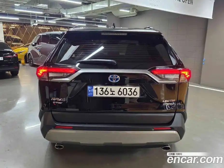 Toyota RAV4 2023 2.5 гидро в Москве № 2204803, фото 4