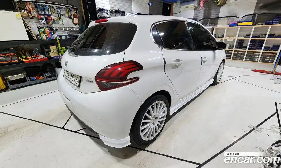 Peugeot 208 2017 1.6 гидро в Москве, фото 4