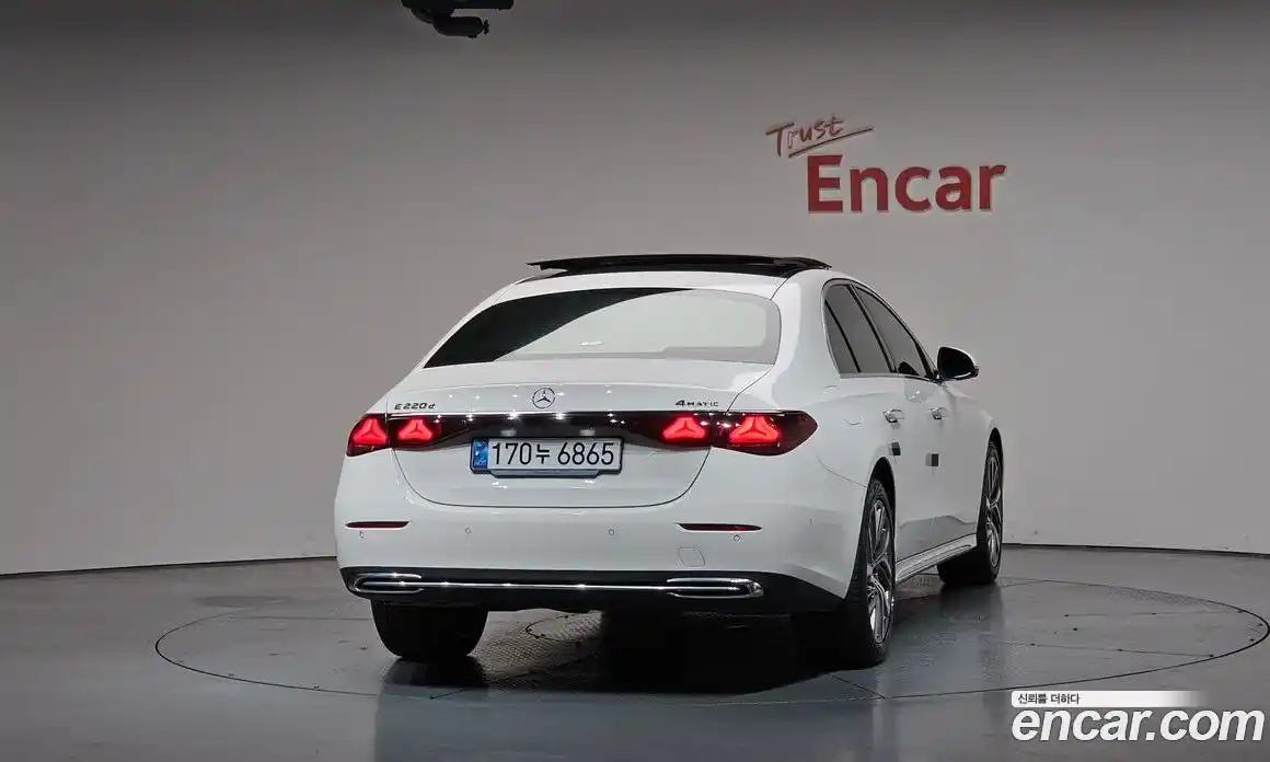 Mercedes-Benz E-Class 2024 2.0 гидро, фото 3