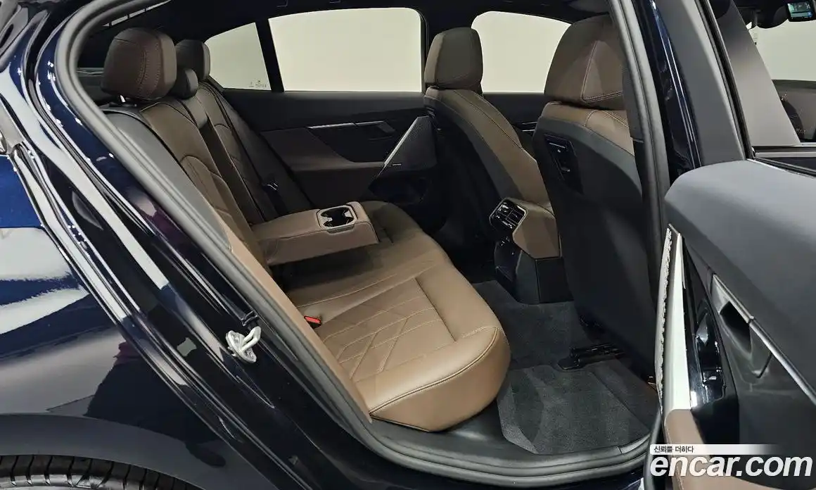 BMW 5-Series 2025 2.0 гидро, фото 17