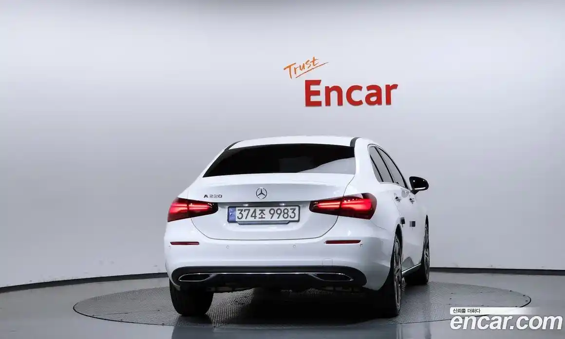 Mercedes-Benz A-Class 2024 2.0 гидро, фото 3