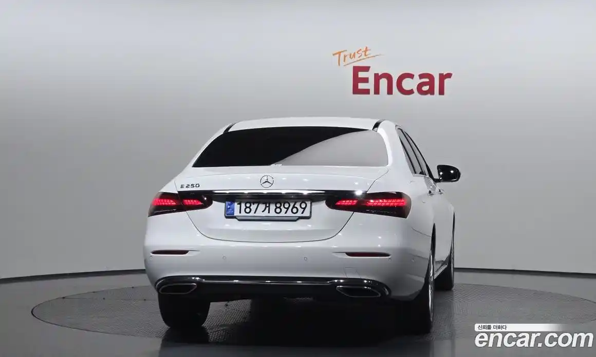 Mercedes-Benz E-Class 2023 2.0 гидро, фото 4