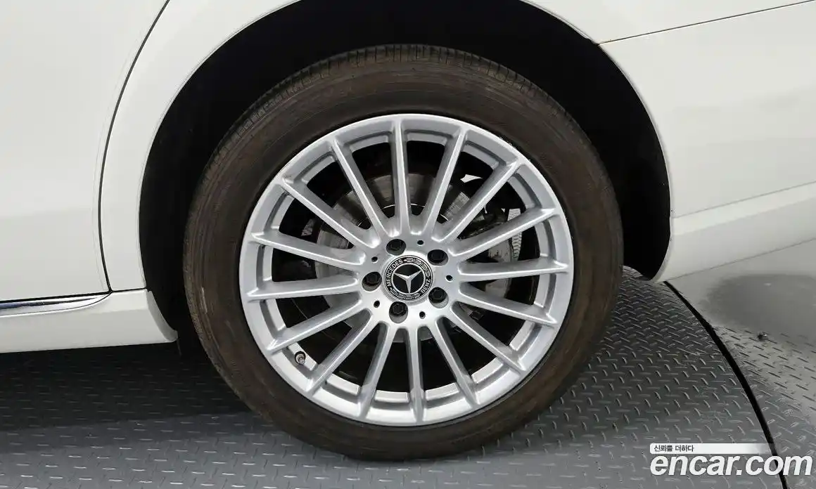 Mercedes-Benz E-Class 2023 2.0 гидро, фото 7