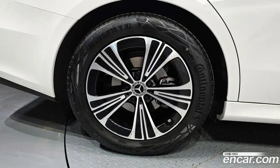 Mercedes-Benz E-Class 2025 2.0 гидро, фото 5