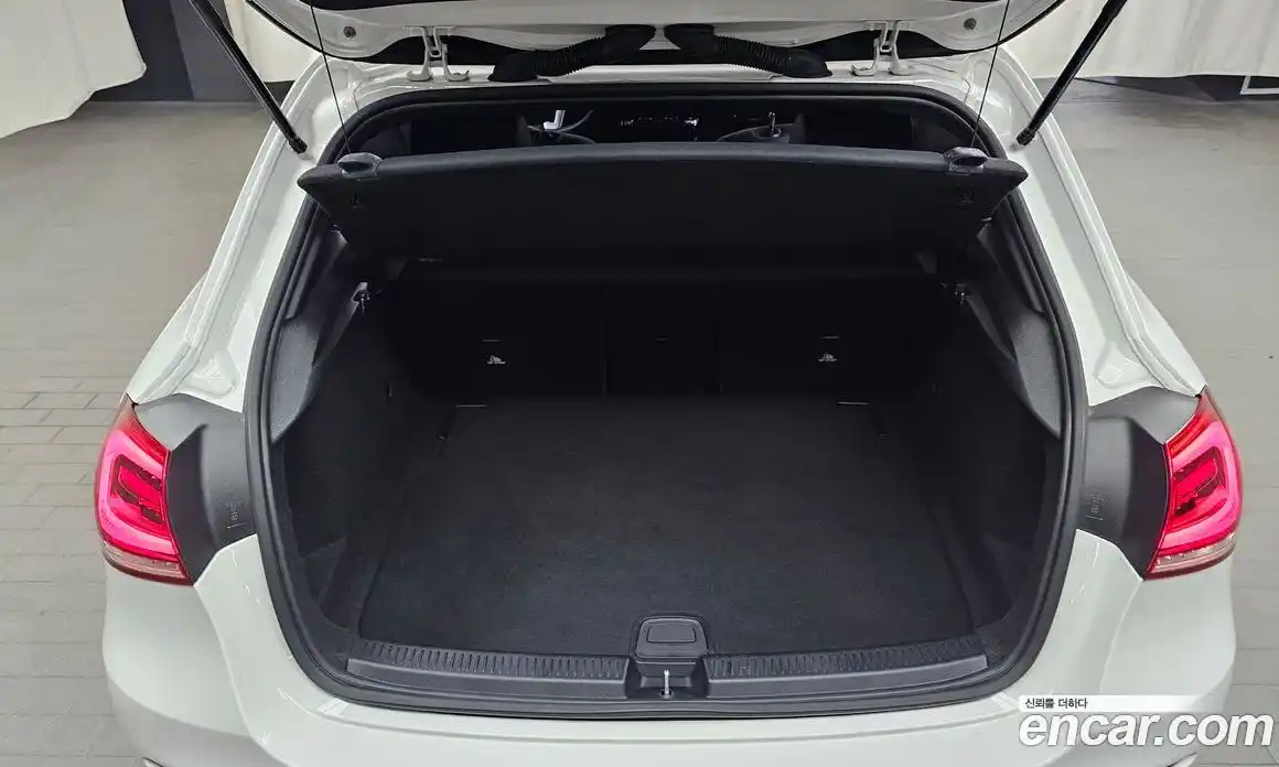 Mercedes-Benz A-Class 2023 2.0 гидро, фото 20