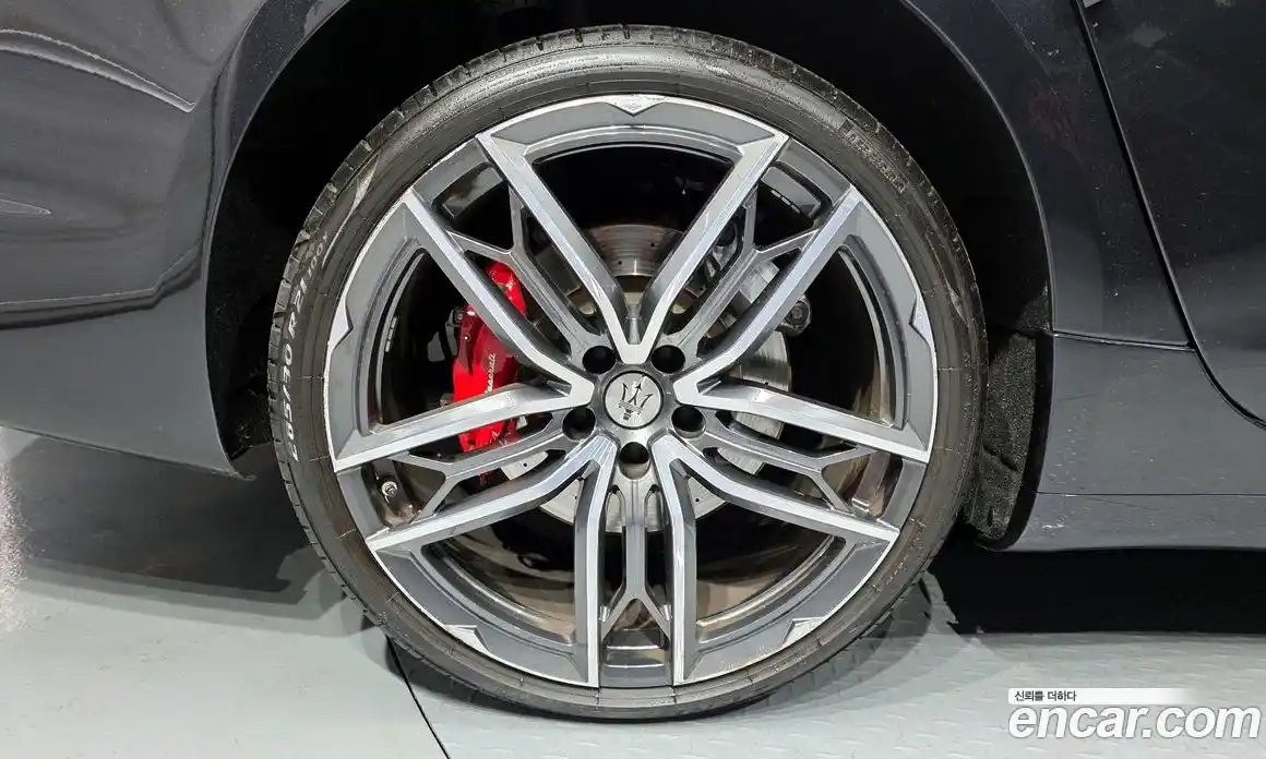 Maserati Quattroporte 2023 3.0 гидро, фото 5