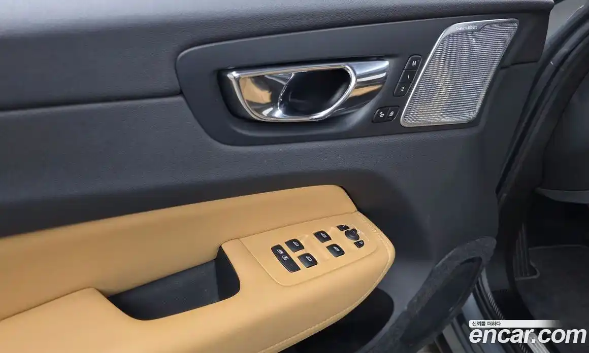 Volvo XC60 2018 2.0 автомат (гидро), фото 14