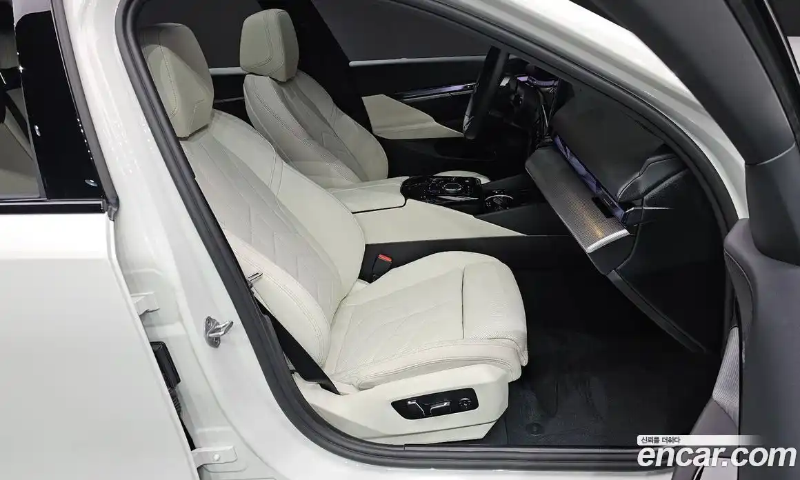 BMW 5-Series 2025 2.0 гидро, фото 16