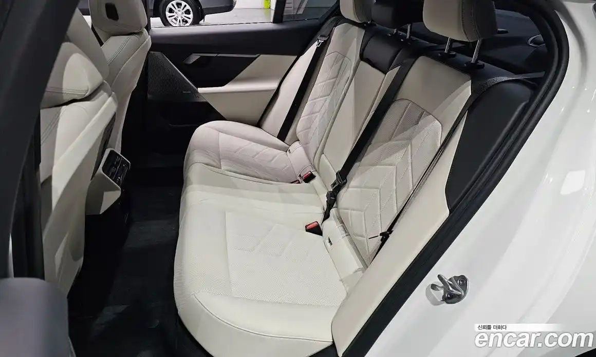 BMW 5-Series 2025 2.0 гидро, фото 17