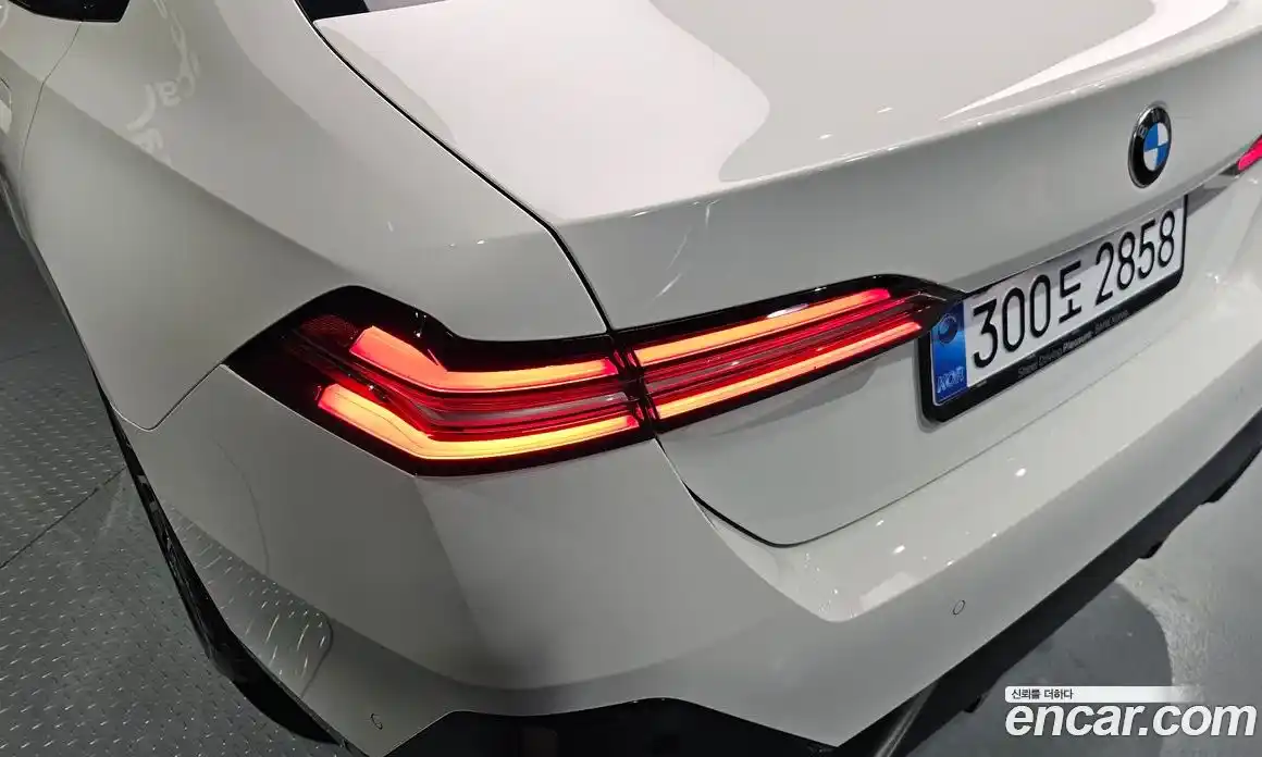 BMW 5-Series 2025 2.0 гидро, фото 9