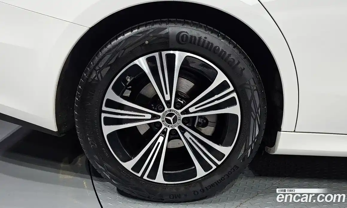 Mercedes-Benz E-Class 2025 2.0 гидро, фото 5