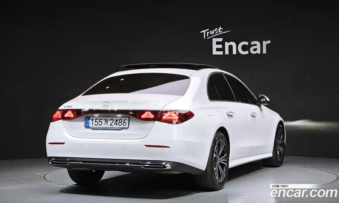 Mercedes-Benz E-Class 2025 2.0 гидро, фото 2