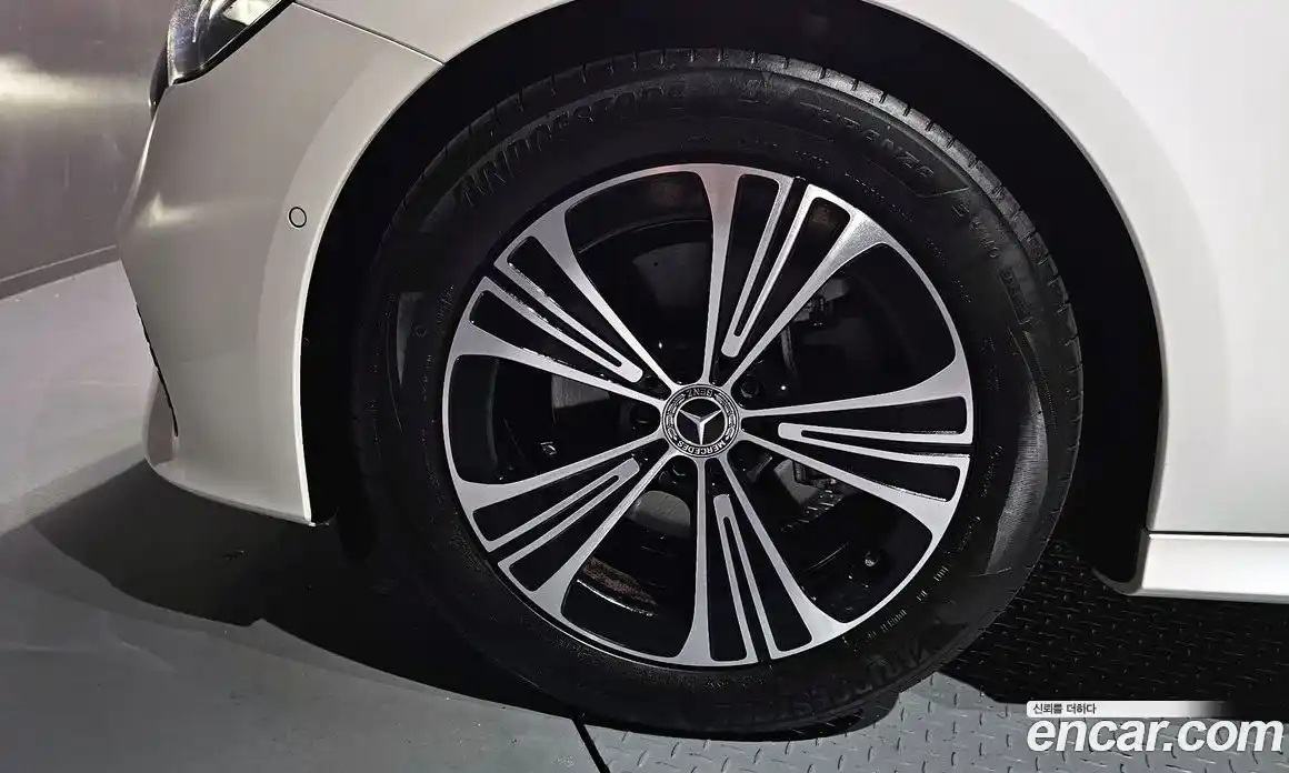 Mercedes-Benz E-Class 2025 2.0 гидро, фото 5