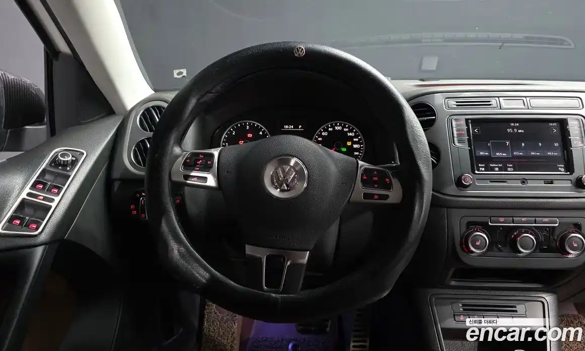 Volkswagen Tiguan 2012 2.0 автомат (гидро), фото 13