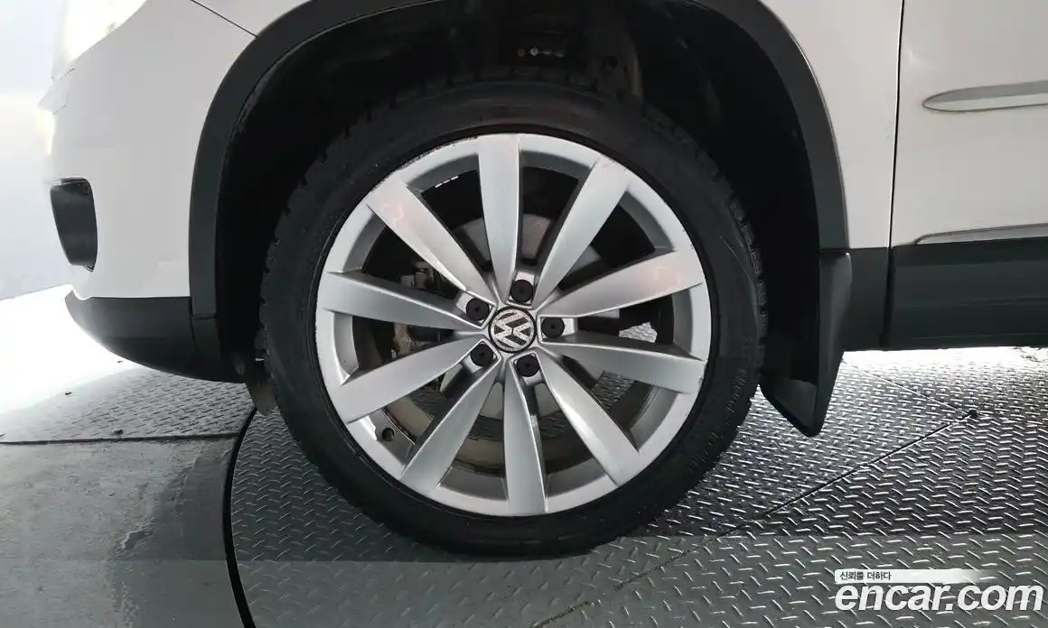 Volkswagen Tiguan 2012 2.0 автомат (гидро), фото 5
