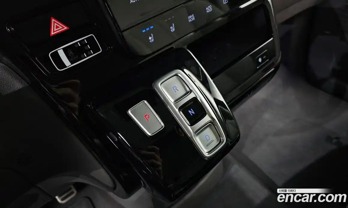 Hyundai Staria 2023 2.2 автомат (гидро), фото 12