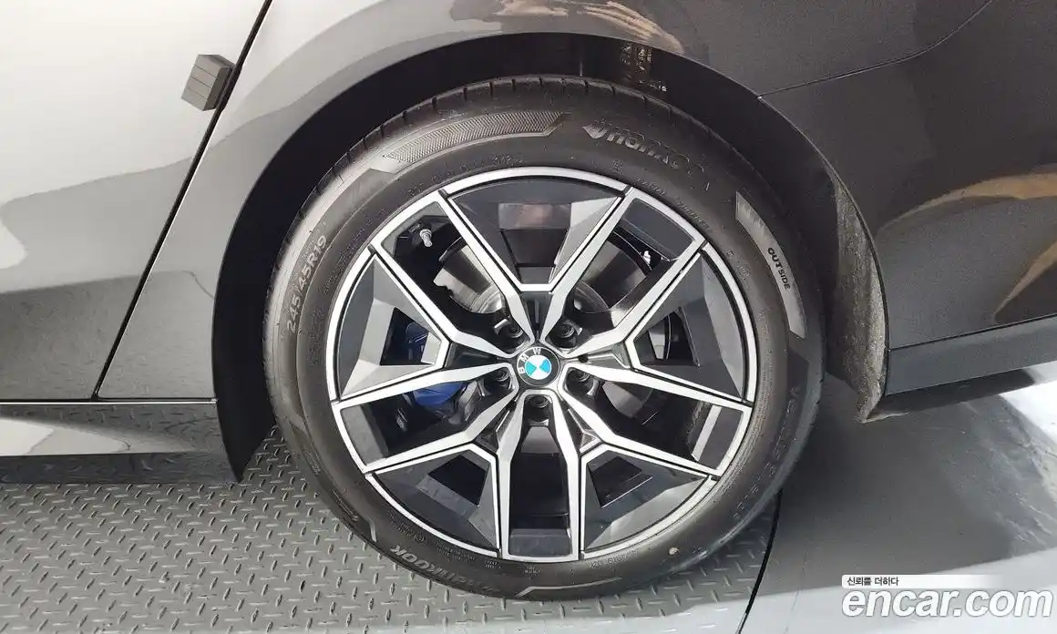 BMW 5-Series 2025 2.0 гидро, фото 7