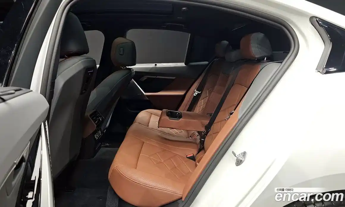 BMW 5-Series 2025 2.0 гидро, фото 28