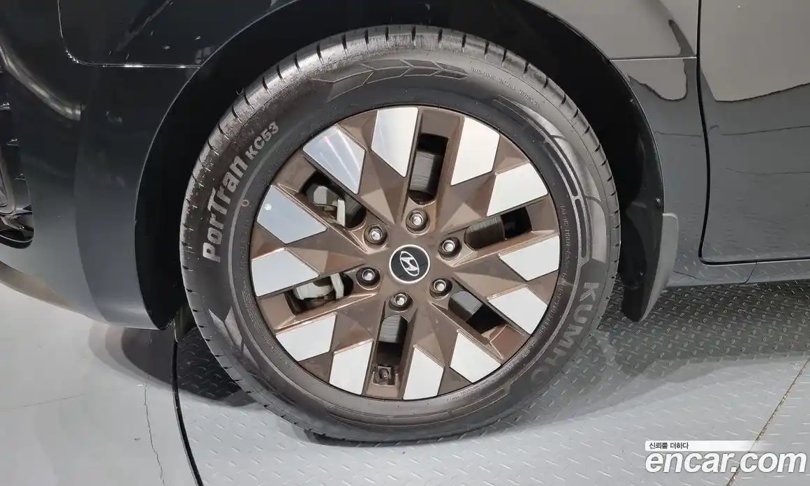 Hyundai Staria 2023 2.2 автомат (гидро), фото 5