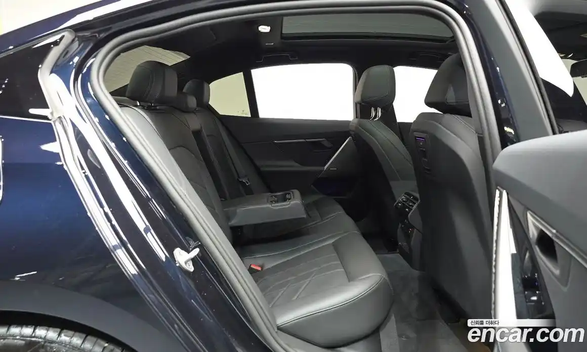 BMW 5-Series 2025 2.0 гидро, фото 17