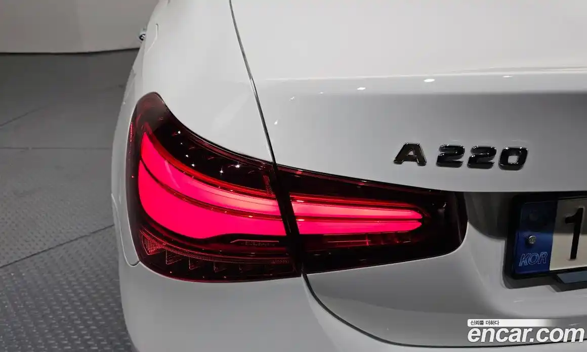 Mercedes-Benz A-Class 2024 2.0 гидро, фото 9