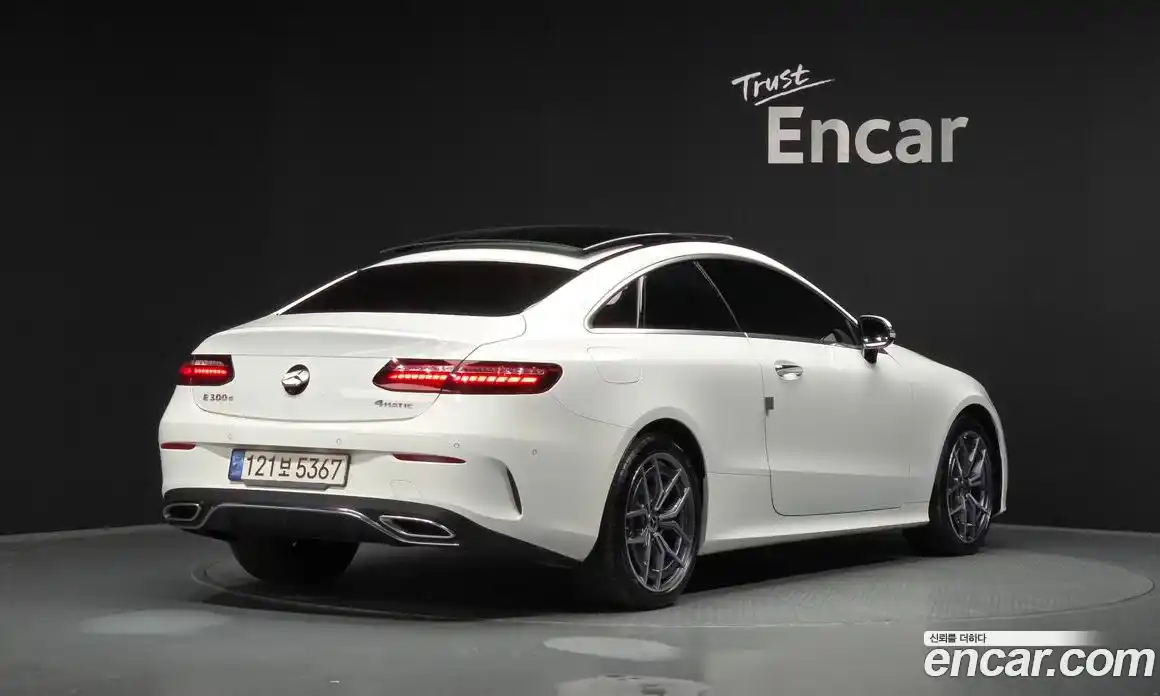 Mercedes-Benz E-Class 2022 2.0 гидро, фото 2