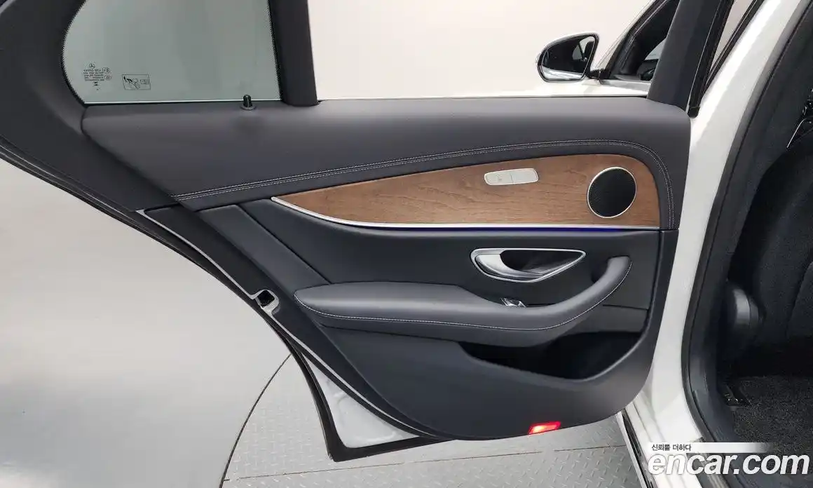 Mercedes-Benz E-Class 2023 2.0 гидро, фото 14