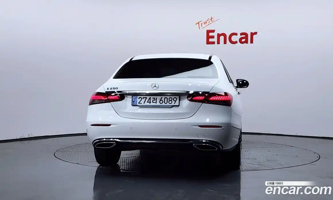 Mercedes-Benz E-Class 2023 2.0 гидро, фото 3
