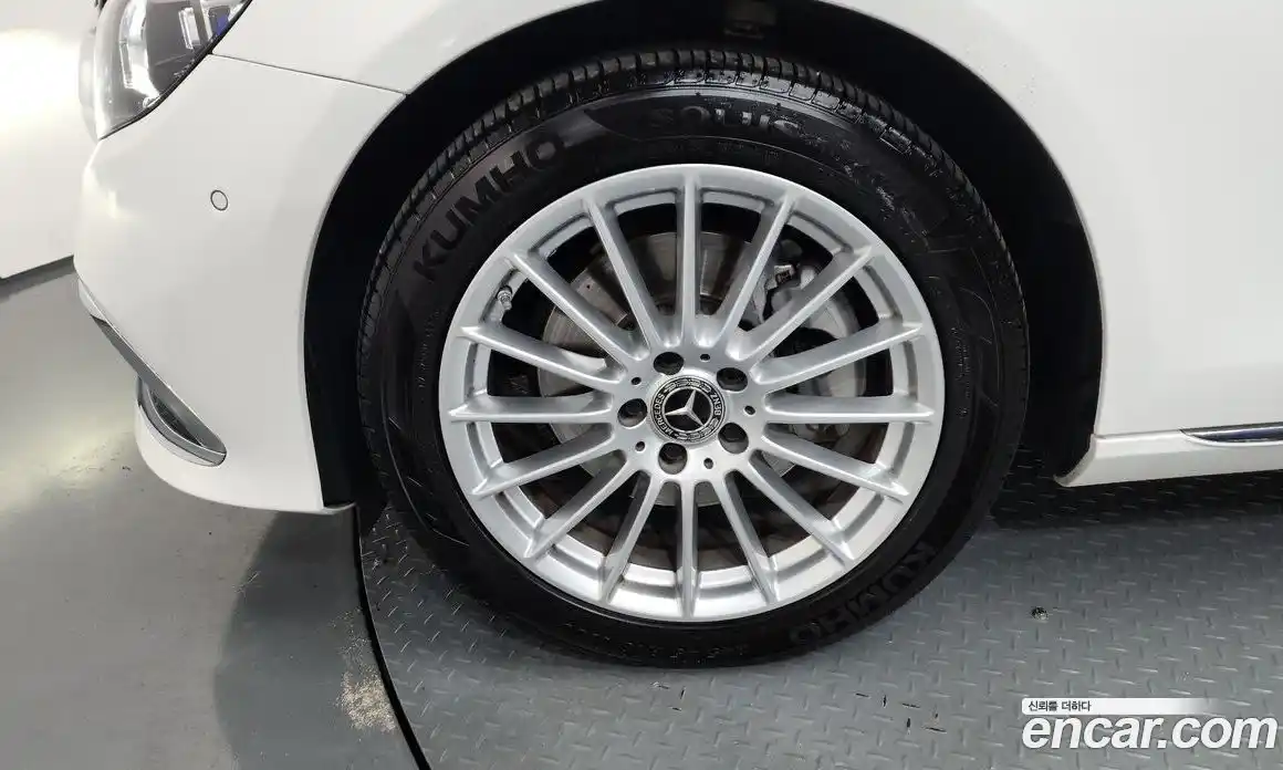 Mercedes-Benz E-Class 2023 2.0 гидро, фото 4