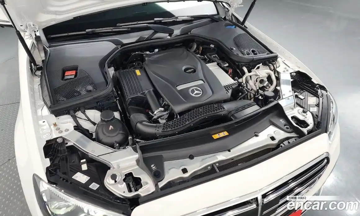 Mercedes-Benz E-Class 2023 2.0 гидро, фото 5