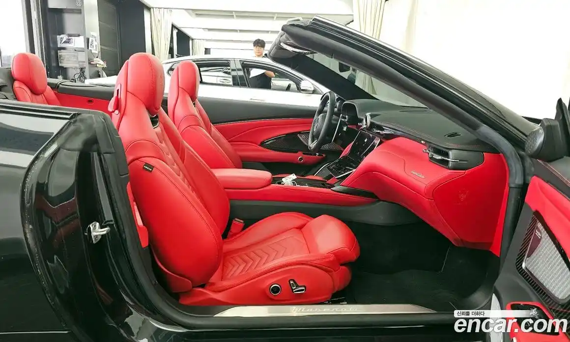 Maserati Gran Cabrio 2024 3.0 гидро, фото 17