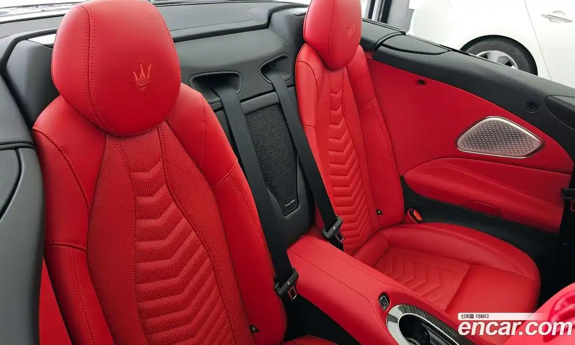 Maserati Gran Cabrio 2024 3.0 гидро, фото 18