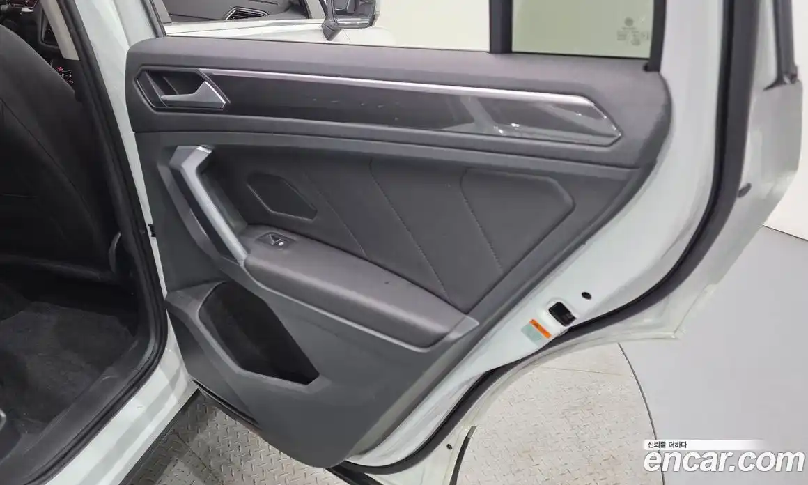 Volkswagen Tiguan 2022 2.0 автомат (гидро), фото 15