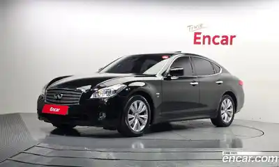 Infiniti M