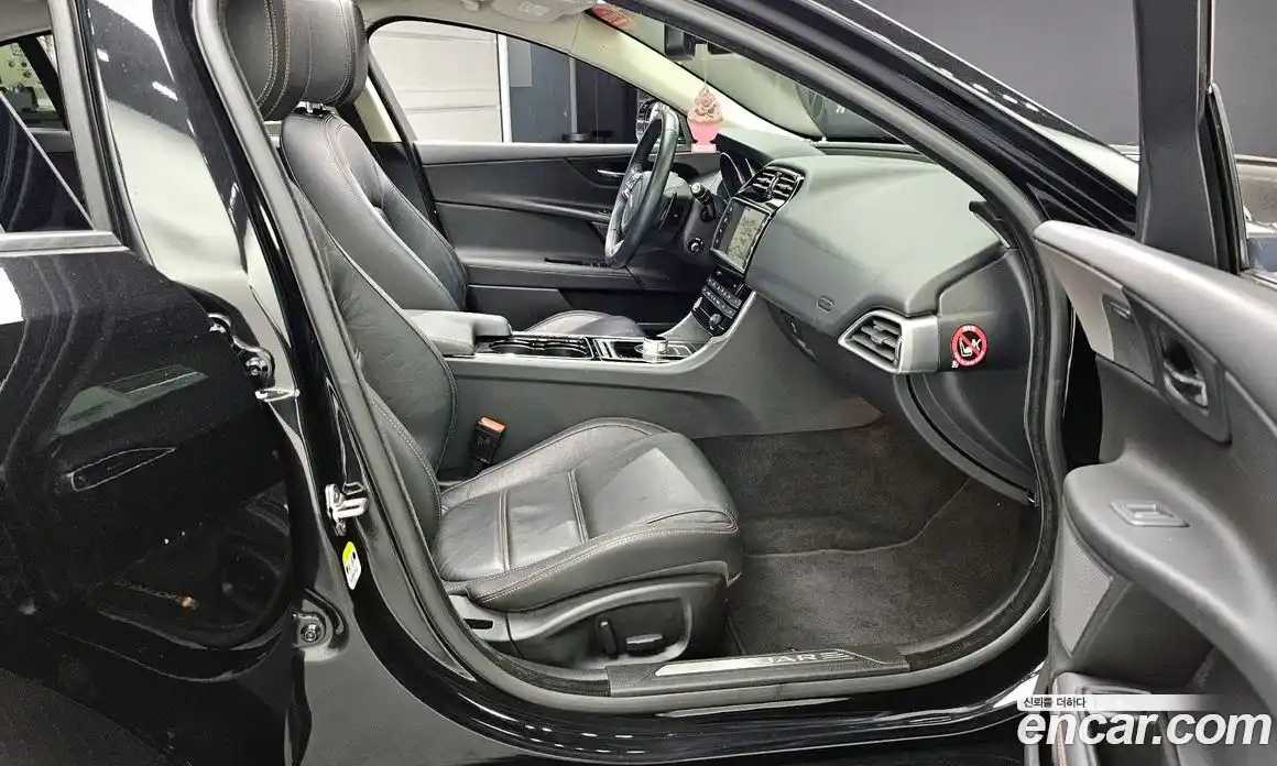 Jaguar XE 2016 2.0 гидро, фото 11