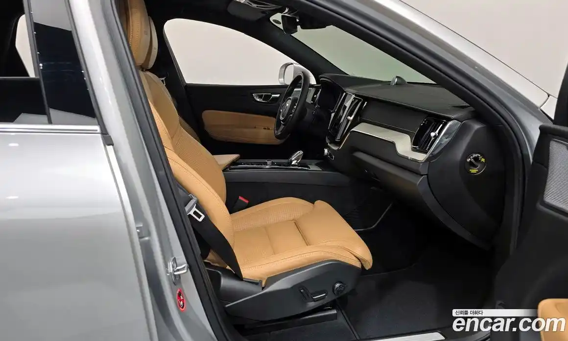 Volvo XC60 2020 2.0 автомат (гидро), фото 16