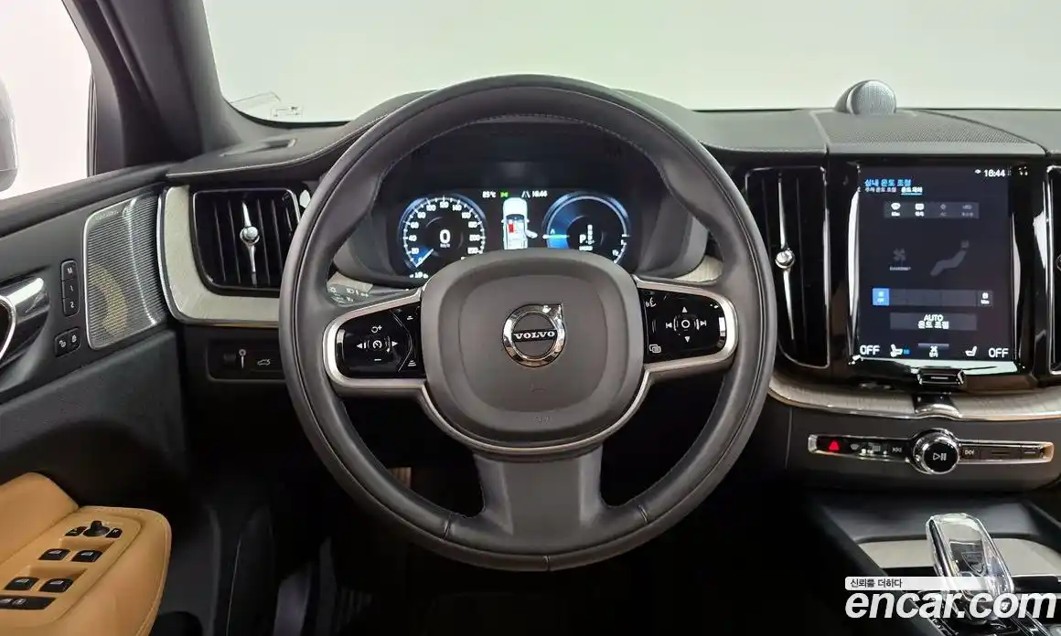 Volvo XC60 2020 2.0 автомат (гидро), фото 19