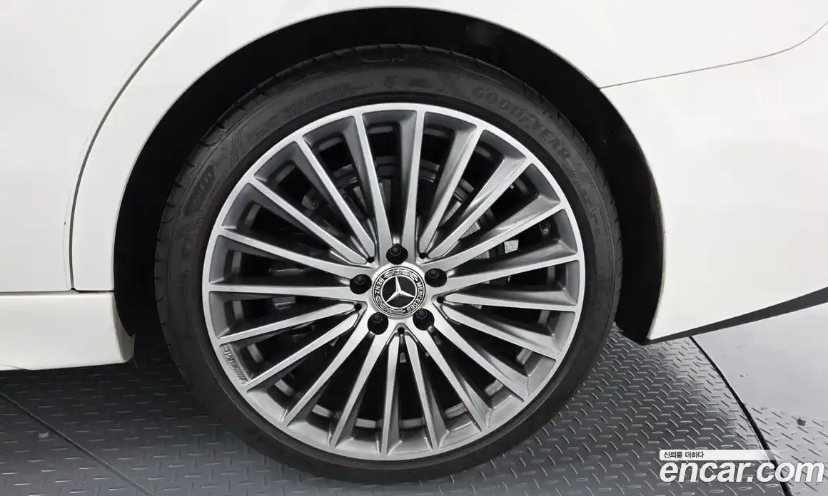 Mercedes-Benz C-Class 2024 2.0 гидро, фото 6