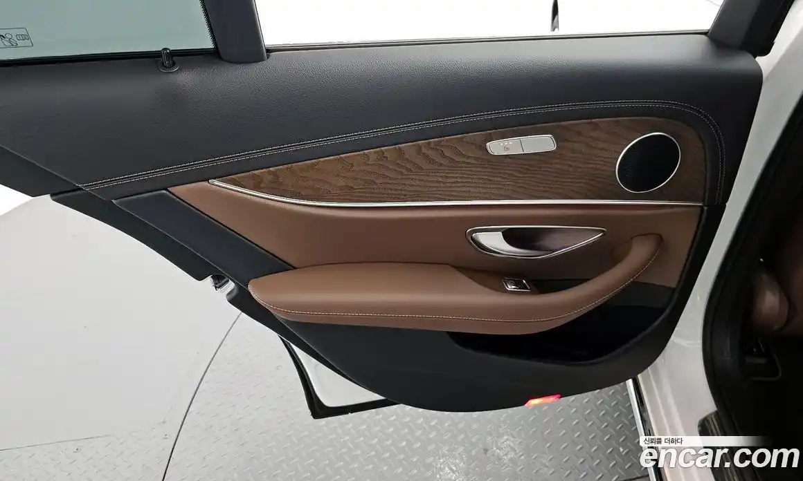 Mercedes-Benz E-Class 2023 2.0 гидро, фото 15