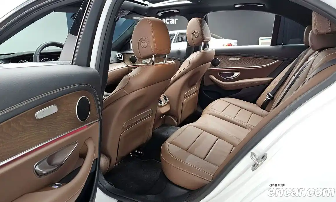 Mercedes-Benz E-Class 2023 2.0 гидро, фото 17