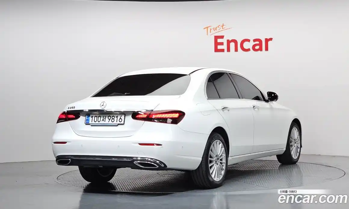 Mercedes-Benz E-Class 2023 2.0 гидро, фото 2
