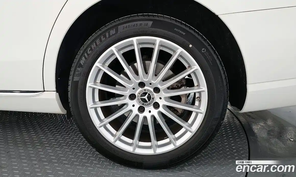 Mercedes-Benz E-Class 2023 2.0 гидро, фото 7