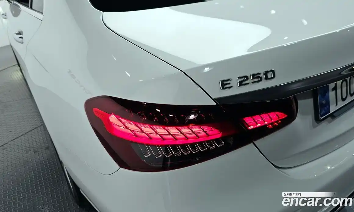 Mercedes-Benz E-Class 2023 2.0 гидро, фото 9
