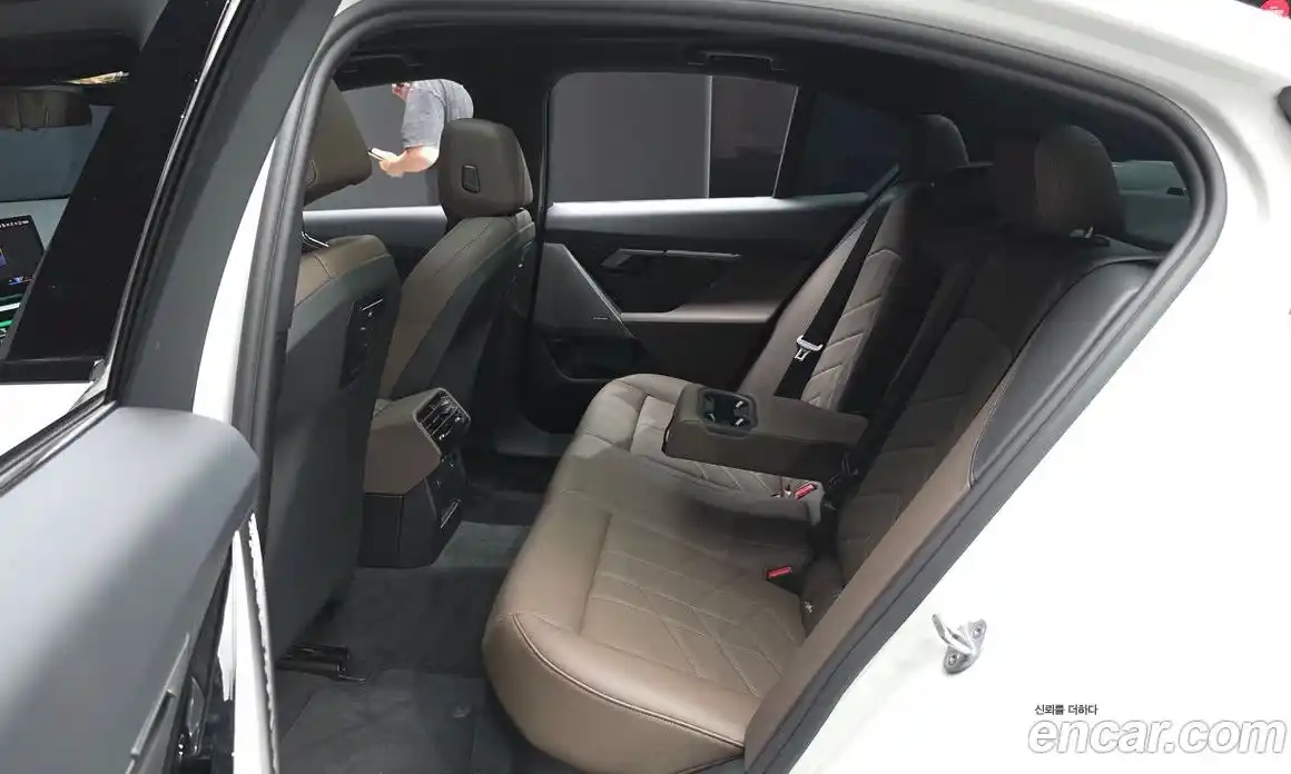 BMW 5-Series 2025 2.0 гидро, фото 17