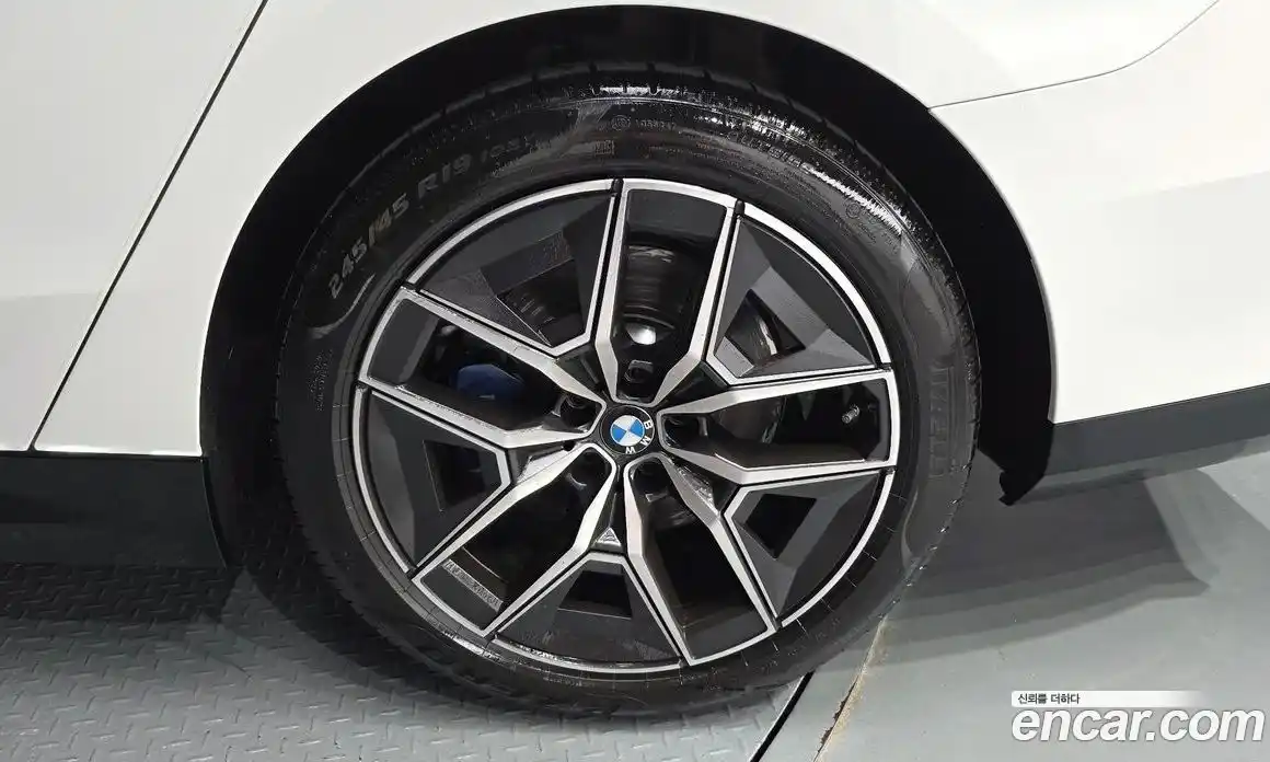 BMW 5-Series 2025 2.0 гидро, фото 7