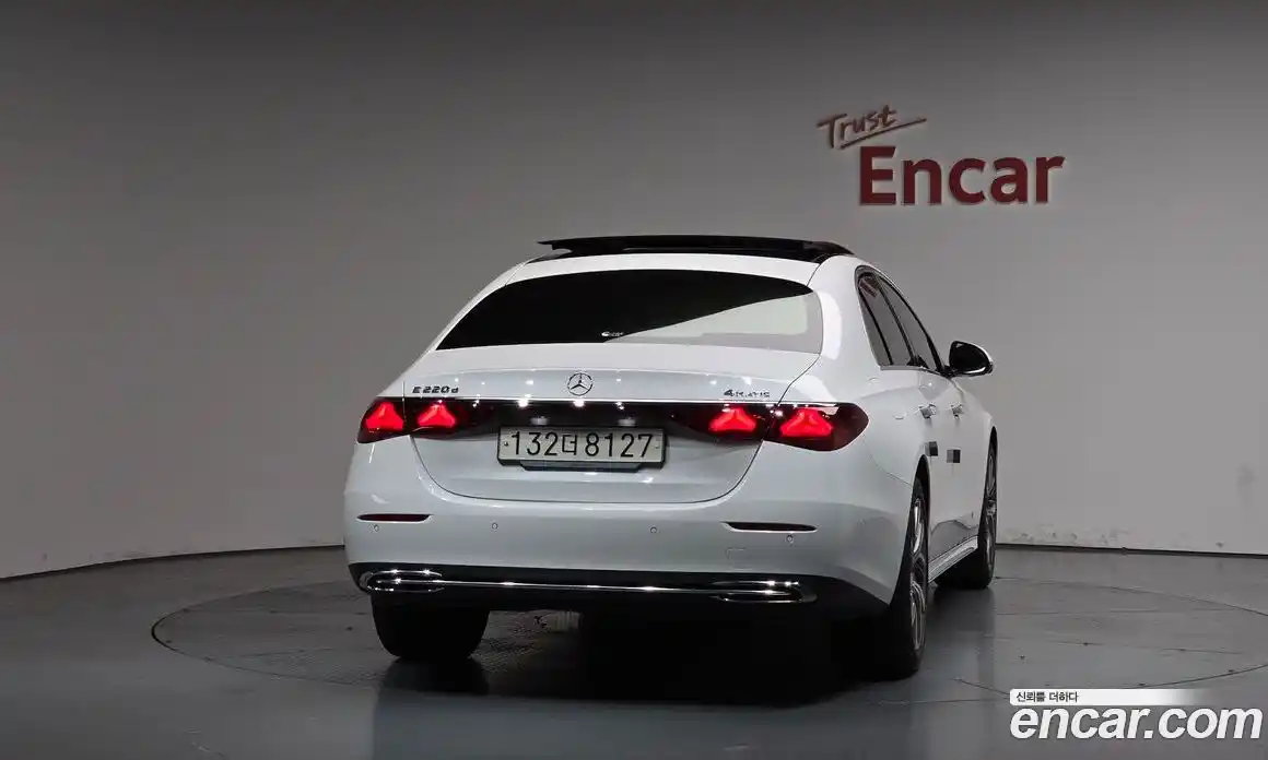 Mercedes-Benz E-Class 2024 2.0 гидро, фото 3