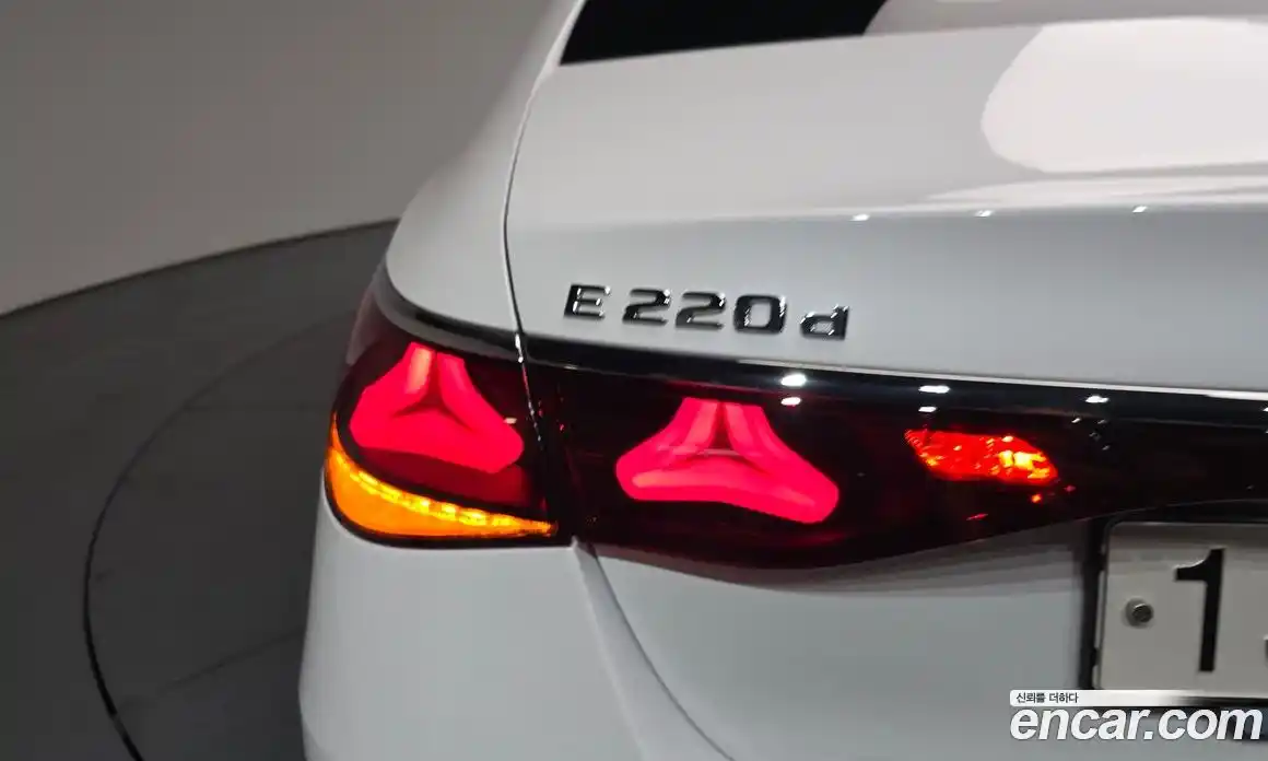 Mercedes-Benz E-Class 2024 2.0 гидро, фото 8