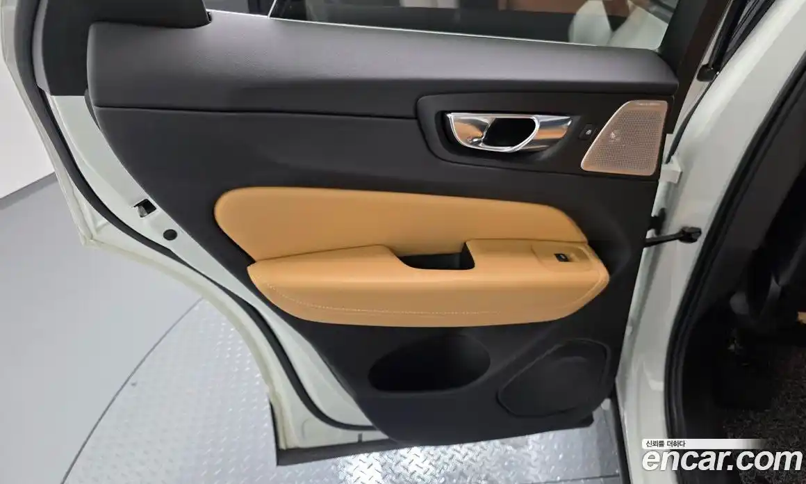 Volvo XC60 2021 2.0 автомат (гидро), фото 14