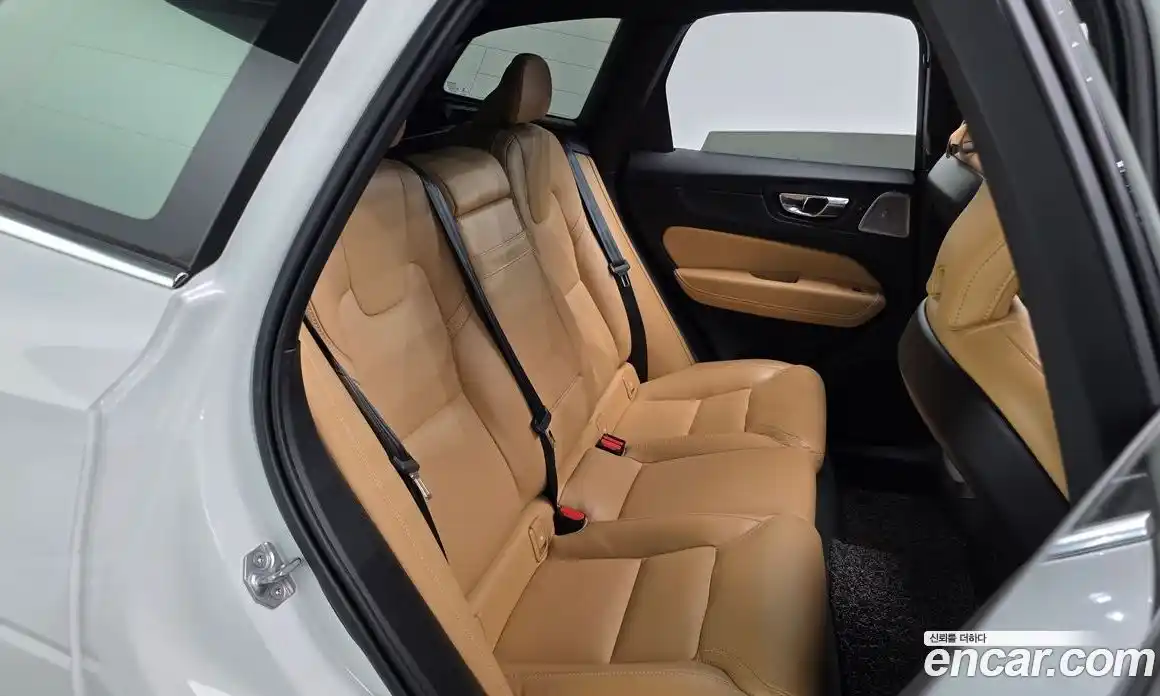 Volvo XC60 2021 2.0 автомат (гидро), фото 15